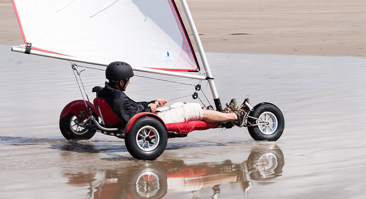 Char &agrave; voile sur la plage en Normandie