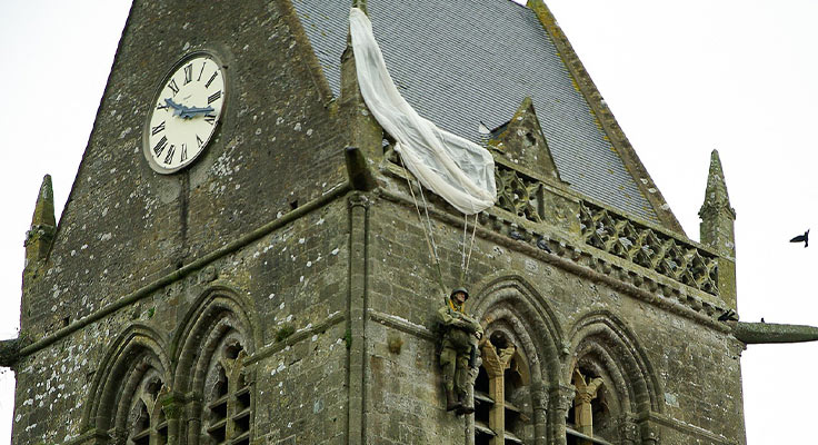 Parachutiste sur le clocher &agrave; Sainte-M&egrave;re-Eglise