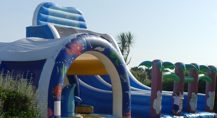 Structure gonflable pour enfants au camping Le Cormoran