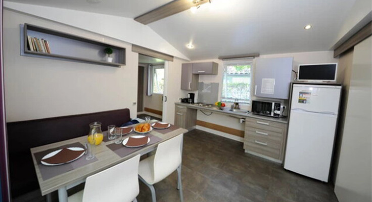 Int&eacute;rieur d'un mobil-home PMR Classic au Camping Le Cormoran