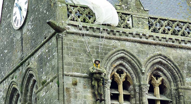 Reconstitution du parachutiste sur le clocher de Sainte-M&egrave;re-Eglise