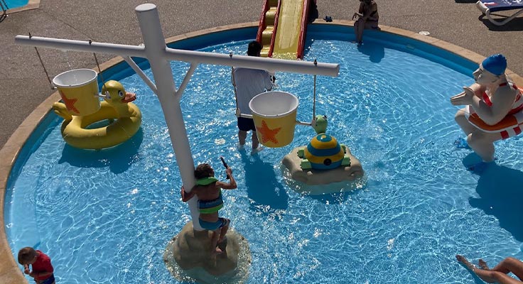 Pataugeoire ext&eacute;rieure du camping Le Cormoran