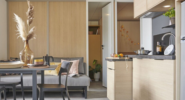 Salon-cuisine d'un chalet Classic au camping Le Cormoran