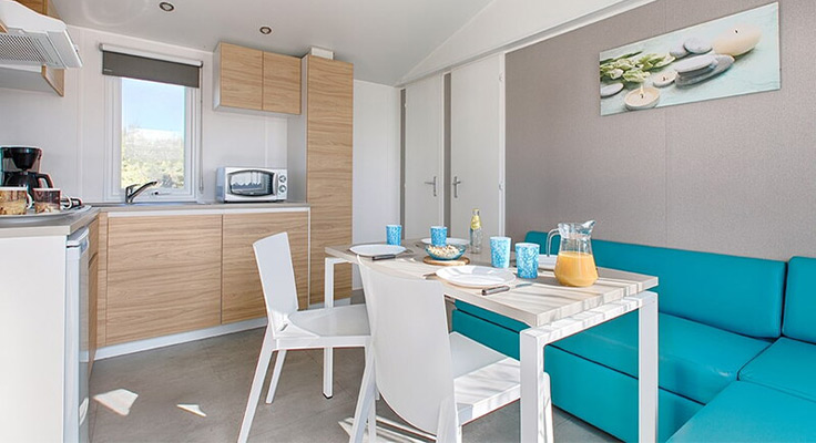 Int&eacute;rieur d'un mobil-home Comfort au camping Le Cormoran