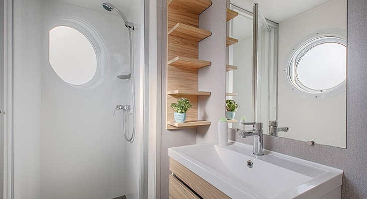 Salle d'eau d'un mobil-home Comfort au camping Le Cormoran