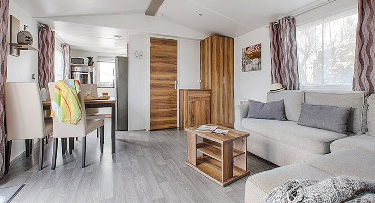 Salon d'un mobil-home Premium au camping Le Cormoran