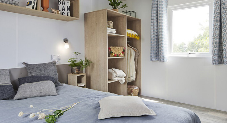 Chambre d'un mobil-home PMR au camping Le Cormoran