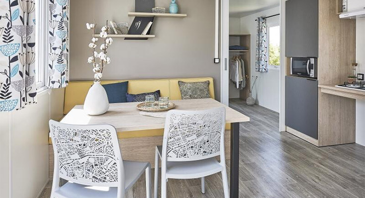 Salon d'un mobil-home Comfort PMR au camping Le Cormoran