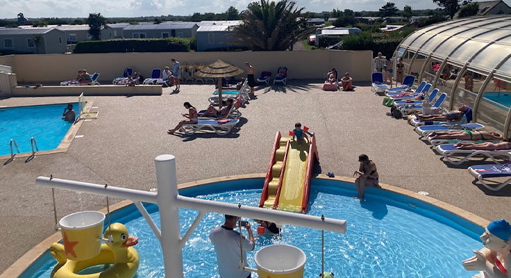 Espace aquatique du camping avec deux piscines et pataugeoires chauff&eacute;es